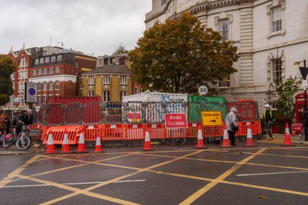 Foto de Londres / Reino Unido; 7 de noviembre de 2023: Farringdon Road en Londres se encuentra en obras de gas urgentes - Imagen libre de derechos