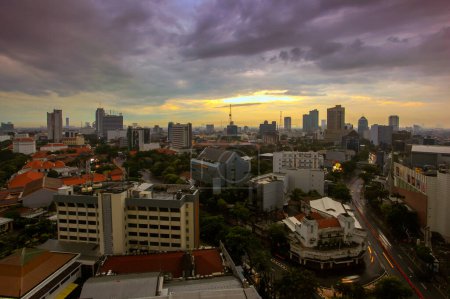 Téléchargez les photos : Surabaya est la capitale de la province indonésienne de Java oriental et la deuxième plus grande ville du pays après Jakarta. 08 02 2023 - en image libre de droit
