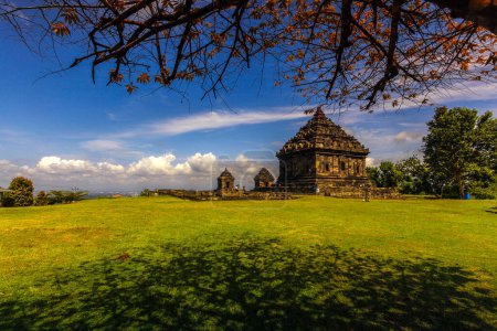 Téléchargez les photos : Le temple Ijo est un candi hindou situé à 4 km de Ratu Boko ou à environ 18 km à l'est de Yogyakarta, en Indonésie. Le temple a été construit entre le 10ème et 11ème siècle de notre ère sous le royaume de Mataram. - en image libre de droit
