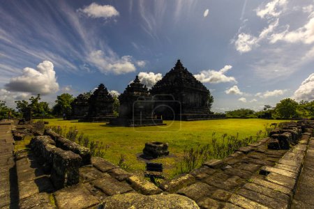 Téléchargez les photos : Le temple Ijo est un candi hindou situé à 4 km de Ratu Boko ou à environ 18 km à l'est de Yogyakarta, en Indonésie. Le temple a été construit entre le 10ème et 11ème siècle de notre ère sous le royaume de Mataram. - en image libre de droit