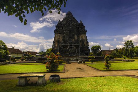 Téléchargez les photos : Candi Kalasan, également connu sous le nom de Candi Kalibening, est un temple bouddhiste du 8ème siècle à Yogyakarta Java, Indonésie - en image libre de droit