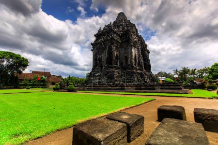 Téléchargez les photos : Candi Kalasan, également connu sous le nom de Candi Kalibening, est un temple bouddhiste du 8ème siècle à Yogyakarta Java, Indonésie - en image libre de droit