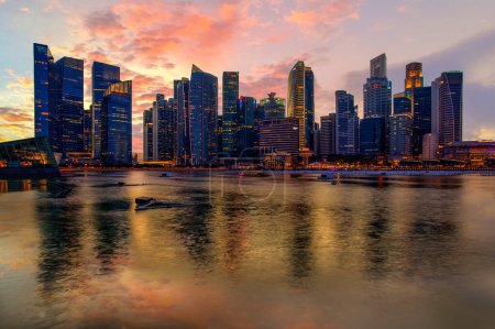 Téléchargez les photos : Singapour officiellement la République de Singapour, est un pays insulaire et ville-État dans l'Asie du Sud-Est maritime. 23 05 2023 - en image libre de droit