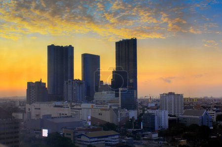 Téléchargez les photos : Surabaya est la capitale de la province indonésienne de Java oriental et la deuxième plus grande ville du pays après Jakarta. 08 02 2023 - en image libre de droit