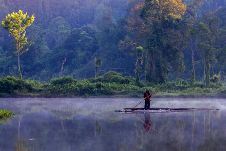 Téléchargez les photos : Situ Gunung est situé dans le parc national du Mont Gede Pangrango dans le village de Gunung Pangrango, district de Kadudampit, Sukabumi Regency, Java occidental Indonésie. 24 05 2023 - en image libre de droit