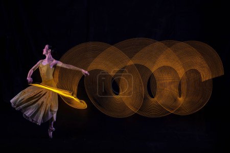 Téléchargez les photos : Belle Ballerine Danse avec la lumière à Jakarta Indonésie, Tourné dans plusieurs lumières pour obtenir un mouvement d'éclairage unique. 12 06 2022 - en image libre de droit