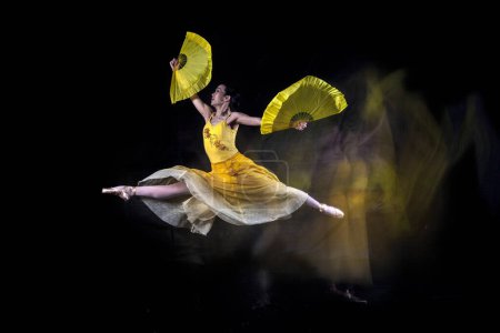 Foto de Hermosa bailarina bailando con luz en Yakarta Indonesia, disparada en varias luces para obtener un movimiento de iluminación único. 12 06 2022 - Imagen libre de derechos