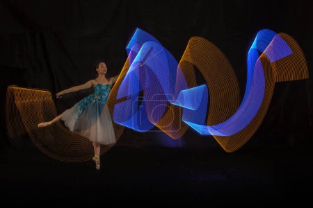Téléchargez les photos : Belle Ballerine Danse avec la lumière à Jakarta Indonésie, Tourné dans plusieurs lumières pour obtenir un mouvement d'éclairage unique. 12 06 2022 - en image libre de droit