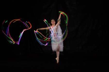 Foto de Hermosa bailarina bailando con luz en Yakarta Indonesia, disparada en varias luces para obtener un movimiento de iluminación único. 12 06 2022 - Imagen libre de derechos