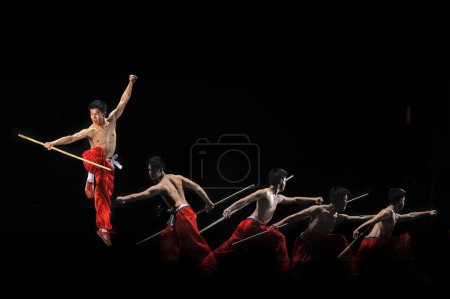 Téléchargez les photos : Chinese Kung Fu Art in Jakarta Indonesia. Tourné sous plusieurs lumières pour obtenir l'effet des mouvements. Date de prise 27 mai 2012 - en image libre de droit