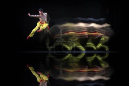 Téléchargez les photos : Chinese Kung Fu Art in Jakarta Indonesia. Tourné sous plusieurs lumières pour obtenir l'effet des mouvements. Date de prise 27 mai 2012 - en image libre de droit