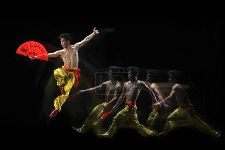 Foto de Chinese Kung Fu Art in Yakarta Indonesia (en inglés). Disparo bajo varias luces para obtener el efecto de los movimientos. Fecha tomada el 27 mayo 2012 - Imagen libre de derechos