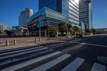 Foto de Tokio, la ajetreada capital japonesa, mezcla lo ultramoderno y lo tradicional, desde rascacielos iluminados por neón hasta templos históricos. 16 08 2023 - Imagen libre de derechos