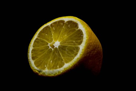Foto de Lemon. Cítricos que contienen vitamina C. La ralladura se obtiene de la cáscara de limón. La ralladura se usa en la cocción. El limón es agradable en las bebidas.. - Imagen libre de derechos