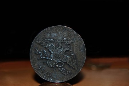 Foto de Moneda antigua. Una moneda con un valor nominal de 5 kopecks, acuñada durante el reinado del emperador ruso Nicolás I. - Imagen libre de derechos
