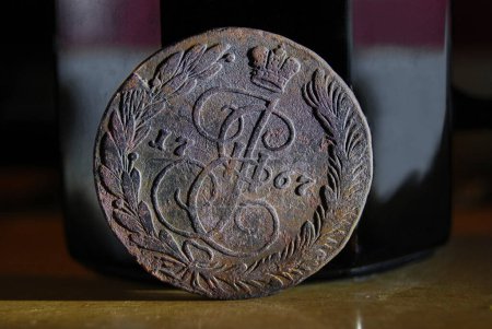 Foto de Moneda antigua Moneda con un valor nominal de 5 kopecks, acuñada durante el reinado de la emperatriz rusa Catalina II. - Imagen libre de derechos