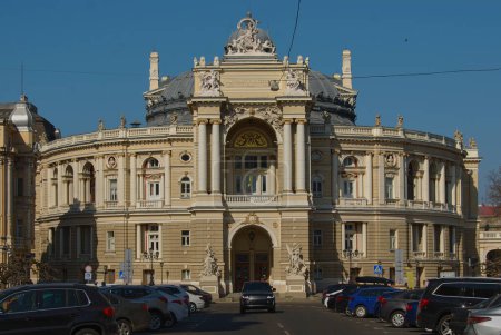 Odessa National Academic Opera and Ballet Theater. El teatro fue construido en 1809 y tardó 5 años en construirse. Por trágico accidente, se quemó hasta los cimientos en 1873. El nuevo edificio fue construido en 1887 en el estilo barroco vienés.