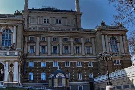 Odessa National Academic Opera and Ballet Theater. El teatro fue construido en 1809 y tardó 5 años en construirse. Por trágico accidente, se quemó hasta los cimientos en 1873. El nuevo edificio fue construido en 1887 en el estilo barroco vienés.