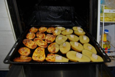 La foto muestra papas cocidas y crudas. Hornear papas en el horno, foto dividida en antes y después.