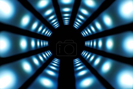 Beleuchtete Tunneldurchgang.Tunnel mit blauen Wandpaneelen der Sekundärbeleuchtung.