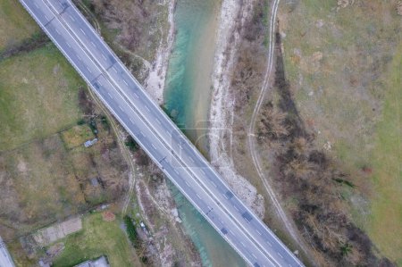 Vista aérea de la carretera en Acqualanga en Italia