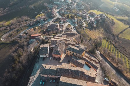 Téléchargez les photos : Vue aérienne du village de Peglio - en image libre de droit