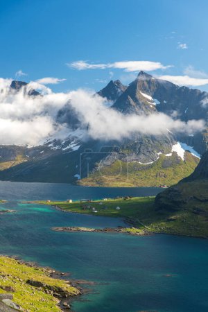 Foto de Vista de la isla Moskenesoya en el norte de Noruega - Imagen libre de derechos
