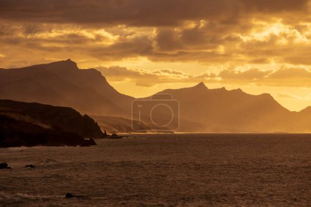Blick auf den Sonnenuntergang an der Küste Fuerteventuras in La Pared