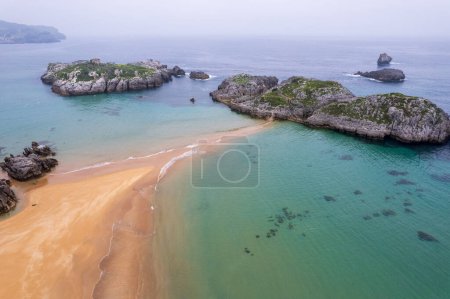 Téléchargez les photos : Vue aérienne de la côte espagnole à Noja sur le nord de l'Espagne - en image libre de droit