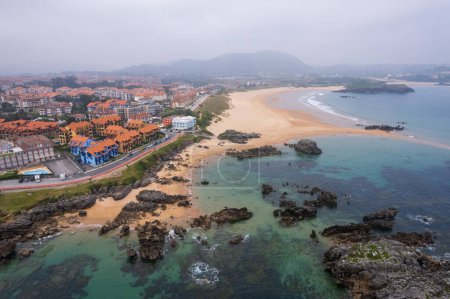 Téléchargez les photos : Vue aérienne de la côte espagnole à Noja sur le nord de l'Espagne - en image libre de droit