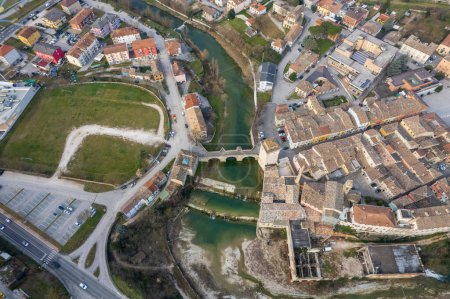 Téléchargez les photos : Vue aérienne de la ville de Fermignano dans la région des Marches en Italie - en image libre de droit