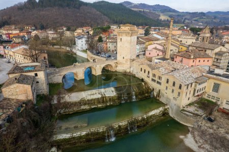 Téléchargez les photos : Vue aérienne de la ville de Fermignano dans la région des Marches en Italie - en image libre de droit