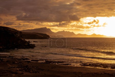 Blick auf die Küste Fuerteventuras bei Sonnenuntergang in La Pared
