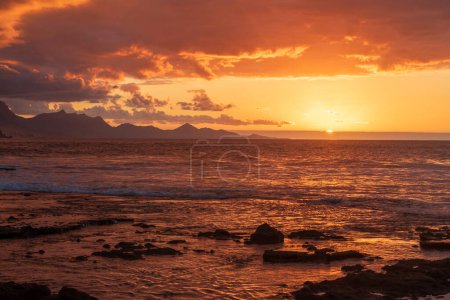 Téléchargez les photos : Coucher de soleil sur la côte de Fuerteventura à La Pared - en image libre de droit
