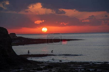 Téléchargez les photos : Vue du lever du soleil sur la plage de Costa Calma à Fuerteventura - en image libre de droit