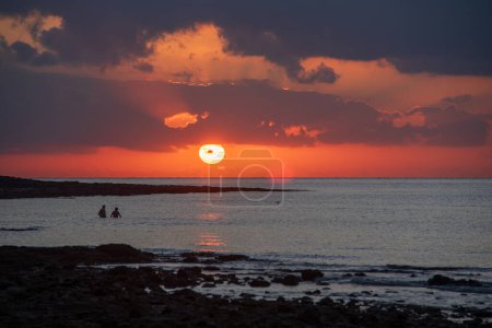 Téléchargez les photos : Vue du lever du soleil sur la plage de Costa Calma à Fuerteventura - en image libre de droit