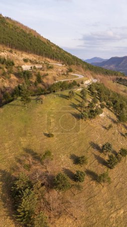 Téléchargez les photos : Vue aérienne de la route sinueuse sur la pente du monte Nerone en Italie - en image libre de droit