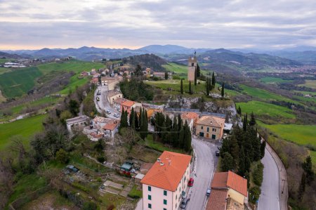 Téléchargez les photos : Vue Aérienne de Peglio dans la Région des Marches en Italie - en image libre de droit