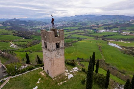 Téléchargez les photos : Vue Aérienne de Peglio dans la Région des Marches en Italie - en image libre de droit