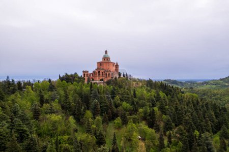Vue aérienne du sanctuaire de Madonna di San Luca à Bologne