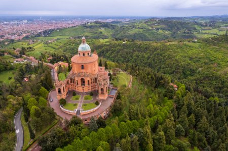 Luftaufnahme des Heiligtums der Madonna di San Luca in Bologna