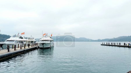 foto panorámica del barco en el lago con fondo de montaña y cielo