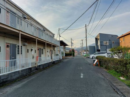 Blick auf eine Straße und Häuser in einer japanischen Vorstadt