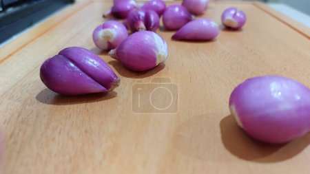 Peeled shallots on a cutting board