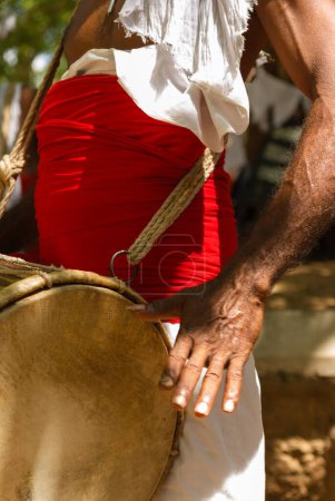 Téléchargez les photos : Tambour sri-lankais traditionnellement habillé - en image libre de droit