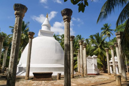 Téléchargez les photos : Stupa Sela Cetiya au temple bouddhiste Mihintale, Sri Lanka - en image libre de droit