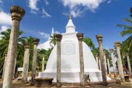 Sela Cetiya stupa en el templo budista de Mihintale, Sri Lanka