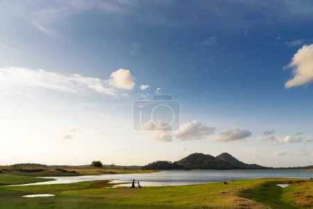Téléchargez les photos : Heure magique au lac Giritale, Sri Lanka - en image libre de droit