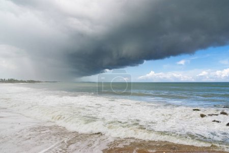 Foto de Dramáticas nubes tormentosas sobre el océano Índico, Tangalle, Sri Lanka - Imagen libre de derechos