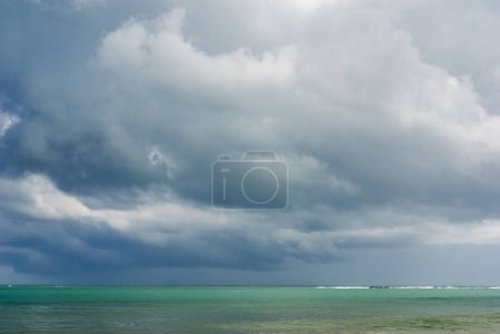 Téléchargez les photos : Nuages orageux dramatiques au-dessus de l'océan Indien, Tangalle, Sri Lanka - en image libre de droit